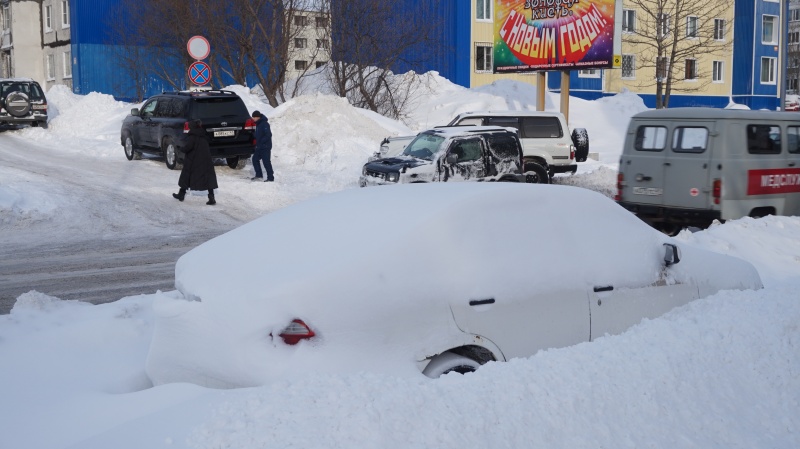 Машины, брошенные вдоль дорог, эвакуируют в Петропавловске-Камчатском