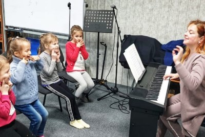 Детей и родителей научат вокалу
