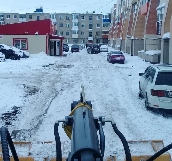 Подрядные организации ведут работу по вывозу снега с улиц краевой столицы