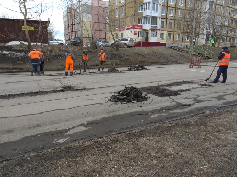 На магистральных дорогах Петропавловска продолжается ямочный ремонт