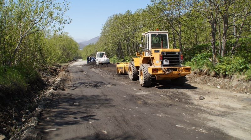 Дорожные службы устраняют последствия повреждения дороги в поселок Нагорный