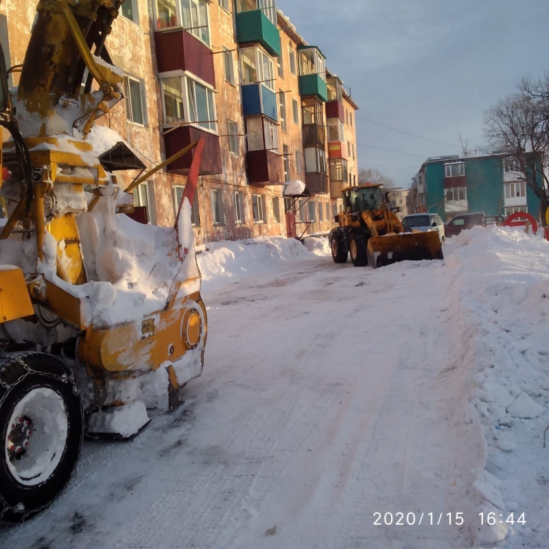 В краевом центре продолжаются работы по очистке территорий от снега