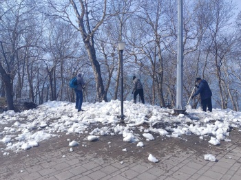 Весенняя уборка города продолжается