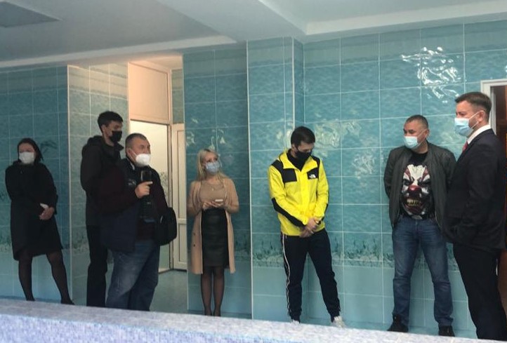 Глава города вместе с представителями общественности оценили качество ремонта бассейна в детском саду №43 Глава города вместе с представителями общественности оценили качество ремонта бассейна в детском саду №43
