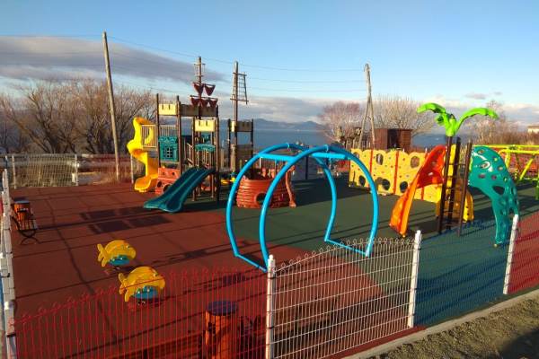 В краевой столице завершается строительство детской площадки на улице Рябиковская