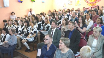 Глава города Константин Брызгин принял участие в «Последнем звонке» одной из школ краевой столицы