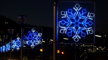 Новогодние консоли появляются на световых опорах вдоль дорог краевого центра