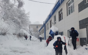 Не выдерживает никакой критики преступное бездействие управляющих организаций, которые своевременно не убирают снег и наледь с крыш и козырьков домов!..