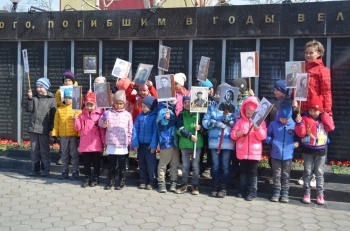 Школьники и дошколята принимают участие в памятных мероприятиях Дня Победы
