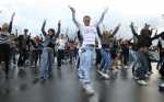 Активная молодежь Петропавловска организовала танцевальный флешмоб на городском фонтане