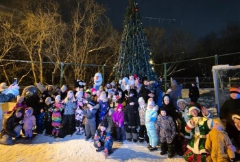 Первую новогоднюю ёлку открыли в микрорайоне Авача