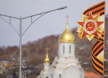 Почти 500 тематических баннеров уже украсили город к майским праздникам