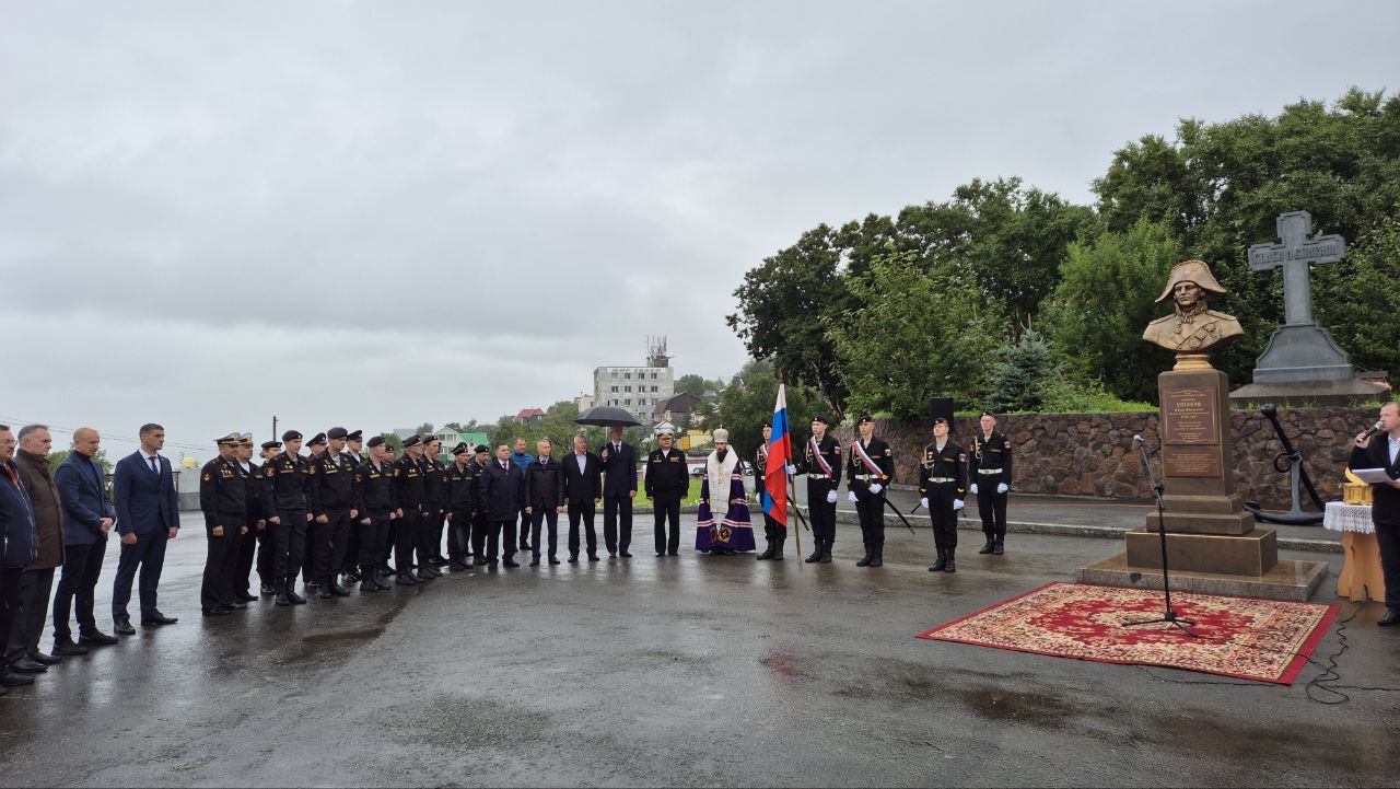 Бюст адмирала Фёдора Ушакова открыли в краевой столице в честь 280-летия со дня рождения великого флотоводца Бюст адмирала Фёдора Ушакова открыли в краевой столице в честь 280-летия со дня рождения великого флотоводца