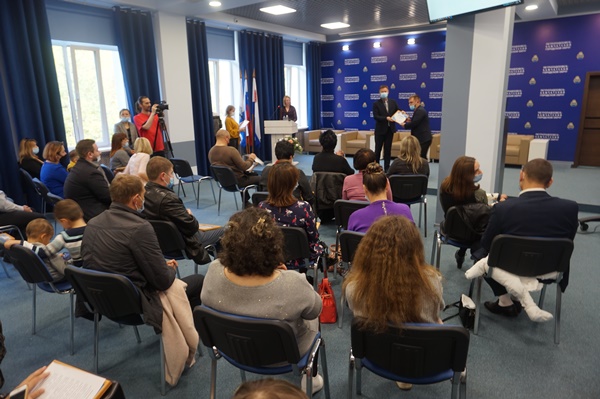 Инициаторам строительства новых детских площадок вручили сертификаты Инициаторам строительства новых детских площадок вручили сертификаты