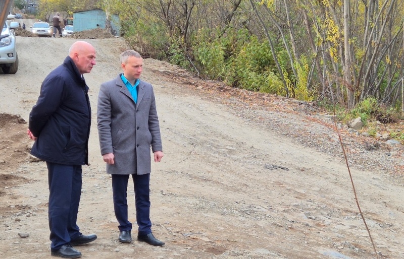 Глава города Евгений Беляев проверил ход работ по улице Рыбацкая