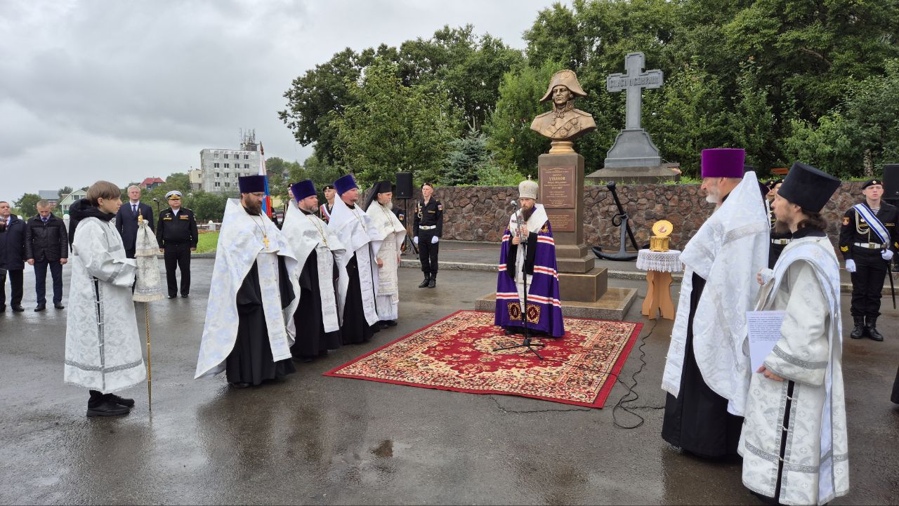 Бюст адмирала Фёдора Ушакова открыли в краевой столице в честь 280-летия со дня рождения великого флотоводца Бюст адмирала Фёдора Ушакова открыли в краевой столице в честь 280-летия со дня рождения великого флотоводца