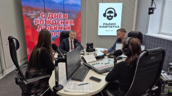 Глава Петропавловска-Камчатского Евгений Беляев поздравил жителей с юбилеем города в прямом эфире