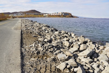 Дорожники выполняют укрепление дороги в микрорайон Завойко