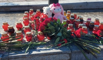 В краевой столице жители приносят цветы к стихийному мемориалу памяти погибших в результате теракта в Москве 22 марта
