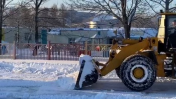 Уборка от снега территорий у социальных объектов — первоочередная задача