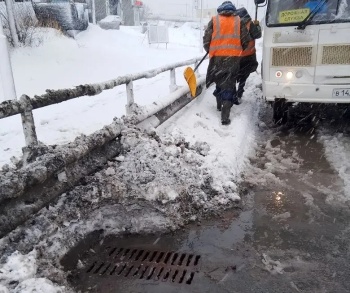 Бригады ручного труда расчищают ливневки