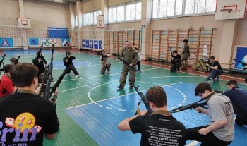 В школах краевого центра проводят военно-патриотические сборы