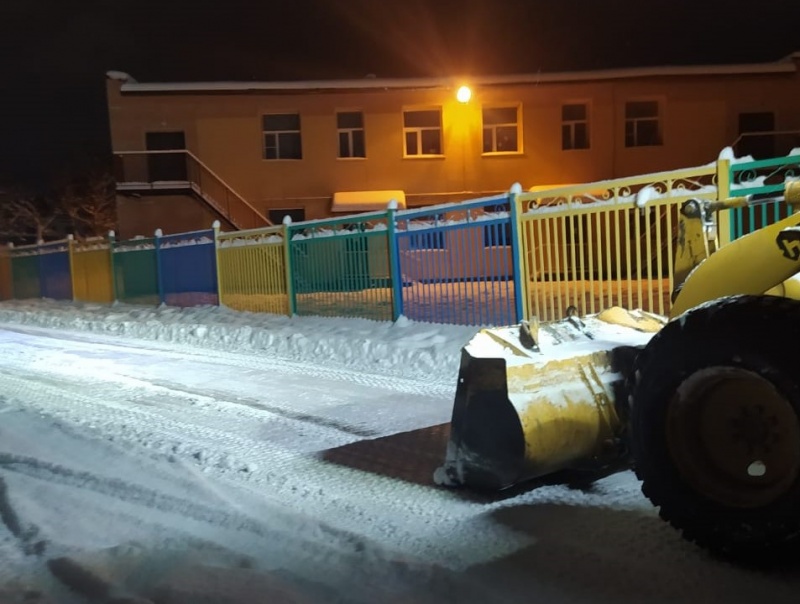 Работы по расчистке дорог и вывозу снега продолжаются в краевой столице