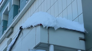 Собственникам зданий напоминают о необходимости своевременной уборки снега и наледи с крыш