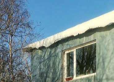 Управляющим компаниям, а также собственникам зданий напомнили о своевременной уборке снега и наледи с крыш и козырьков