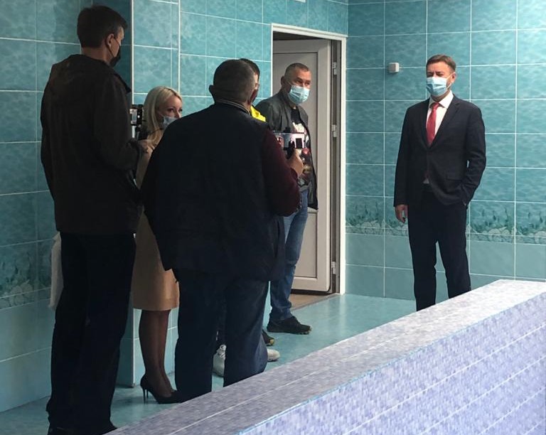 Глава города вместе с представителями общественности оценили качество ремонта бассейна в детском саду №43 Глава города вместе с представителями общественности оценили качество ремонта бассейна в детском саду №43