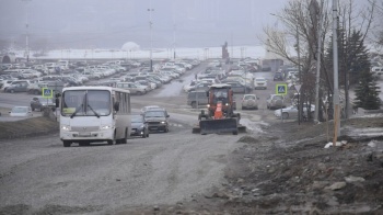 Работы по отсыпке щебнем улицы Ленинской в столице Камчатки завершены