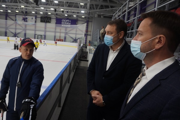 Глава города Константин Брызгин посетил тренировку школьников городского хоккейного клуба «Кречет»