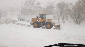 Город во власти циклона: на дорогах работает коммунальная техника