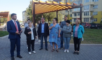 Жители дома по пр. Победы, 1 обсудили с Главой города идеи благоустройства прилегающей территории общегородского сквера