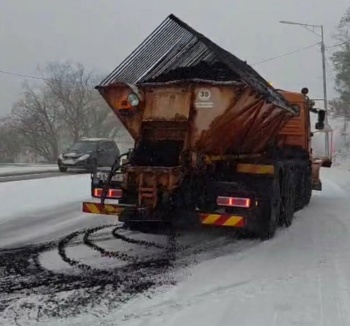 Дорожные службы продолжают работу в условиях непогоды