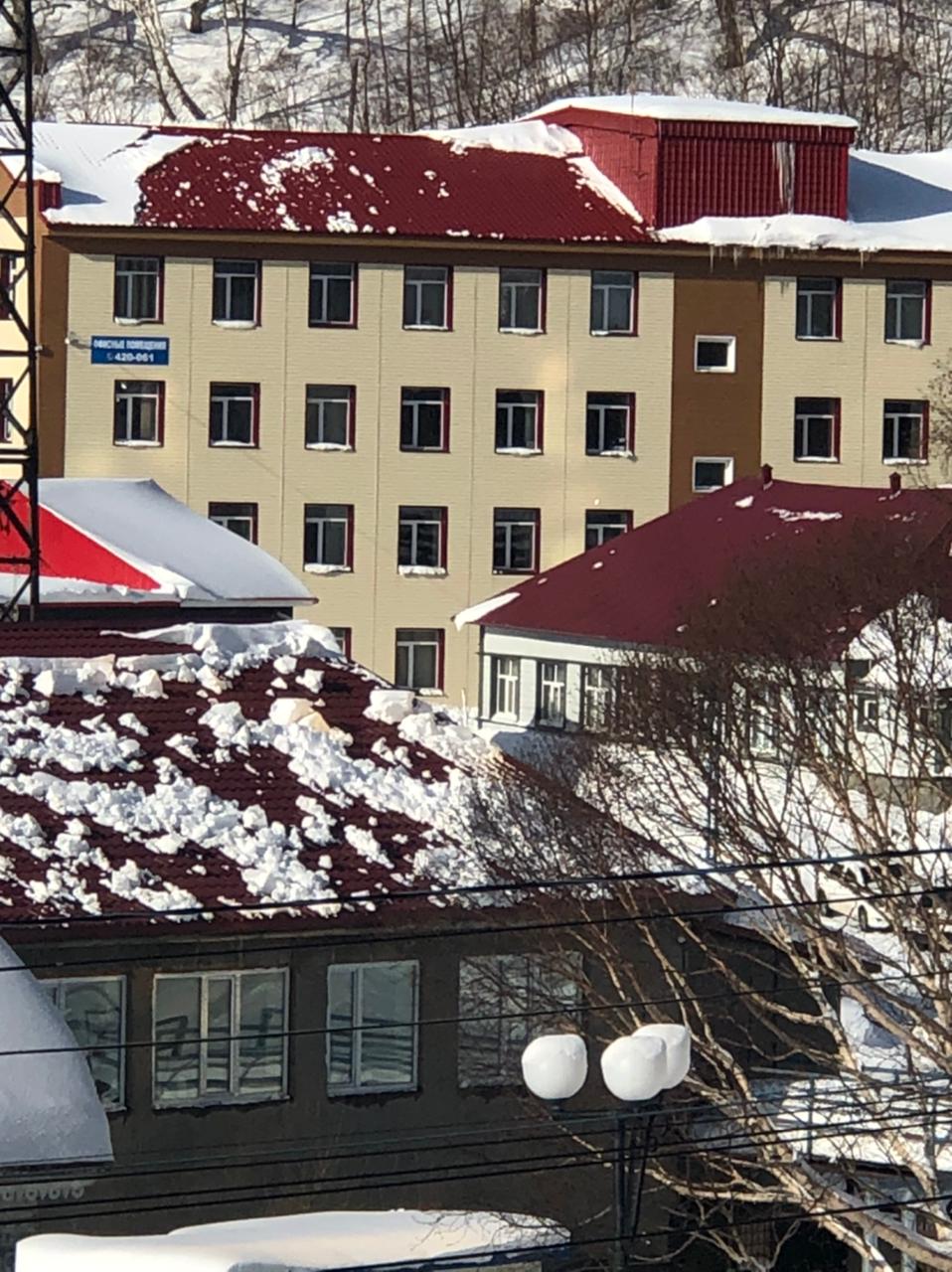 Управляющим компаниям, а также собственникам зданий напомнили о своевременной уборке снега и наледи с крыш и козырьков Управляющим компаниям, а также собственникам зданий напомнили о своевременной уборке снега и наледи с крыш и козырьков